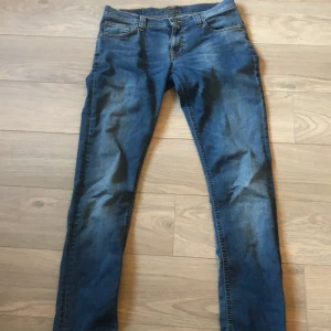 Nudie jeans - Säljer mina nudie jeans som är för små för mig. Dom är i väldigt bra skick och i storleken waist:30, längd:34. Pris är inte hugget i sten och kan förhandlas 