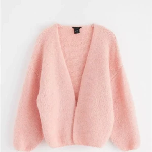 Stickad kofta  - Säljer den här helt oanvända koftan från Lindex. Strl m/l men passar mer som en s/m. Helt slutsåld i denna färg, skriv för intresse. De kanske blir budg