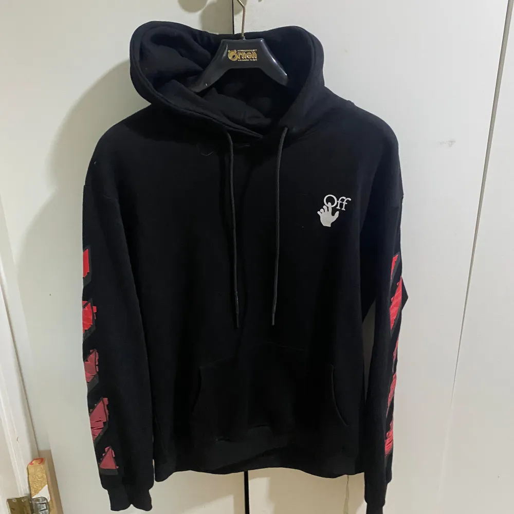 Säljer denna feta off white  Hoodie då den inte passar mig längre. Skick 9/10. Det är bara till att skriva vid funderingar eller liknande . Hoodies.