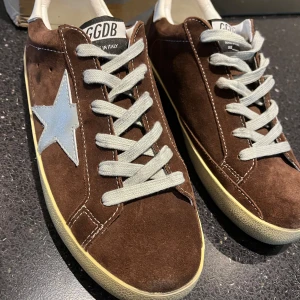 Golden Goose - Helt nya Golden Goose skor med brun mocka o vita detaljer 👞🎨 | Skick: 10/10 helt nya | Garanterat äkta ✅| Inget og tillkommer | Nypris runt 6000, mitt pris: 2699 | Priset är inte hugget i sten 💸 |  Mvh Wille 