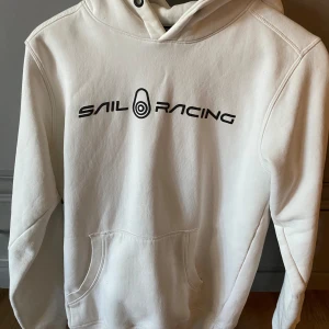 Vit Sail Racing Hoodie - Fin hoodie från sailracing, säljes för jag inte använder den längre 