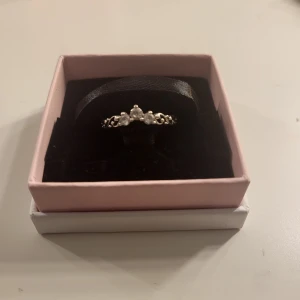 Pandora ring - En ring jag inte längre vill ha eller använder. Är använd men är i bra skick. Omkretsen på ringen är 60mm. Om du vill ta reda på vad det är för storlek är det bara att måtta runt fingret och göra om cm till mm. Så 6cm=60mm.