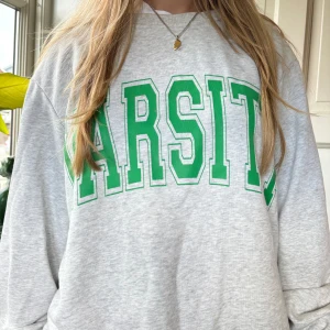 Neo Noir Sweatshirt  - Jättefin grå tröja med grönt tryck från neo noir i storlek 34 💚💚 Använd mycket men bra skick!! 