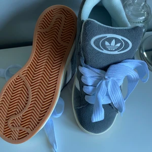 Adidas Campus 00 grey/white - Säljer dessa helt nya skor då de är för små för mig, köpte de här på Plick och de var i ny skick. Lappen är kvar på skorna och lådan ingår. 