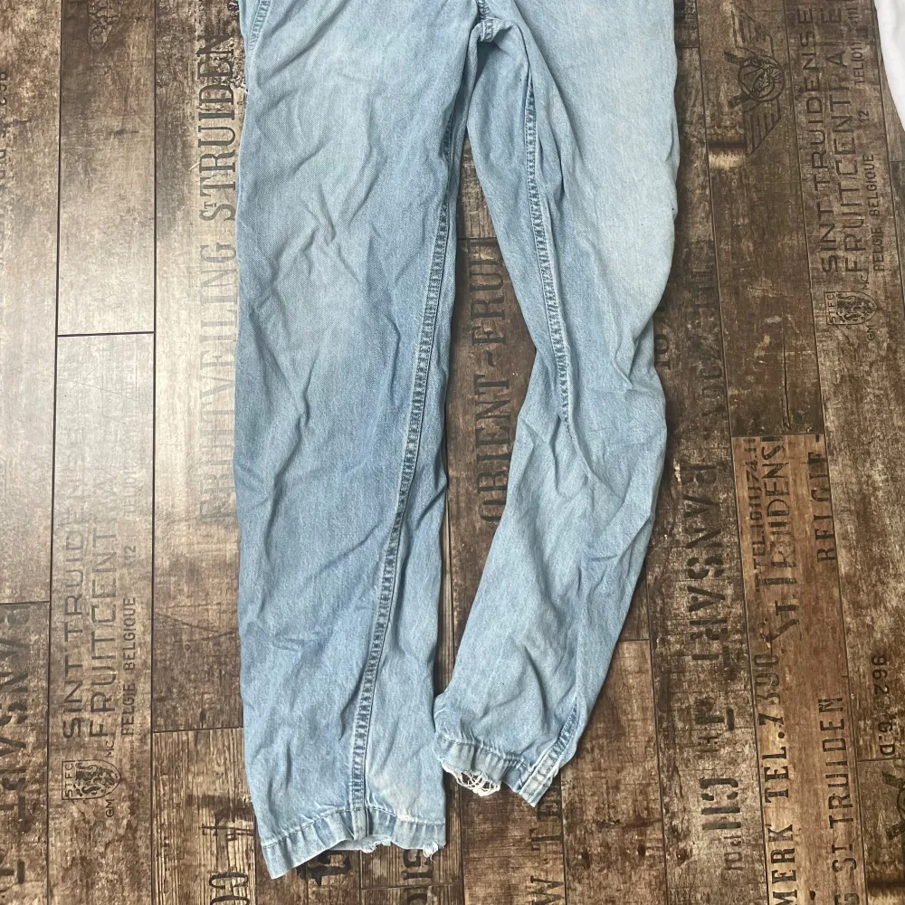 Säljer Levis baggy jeans Storlek 32:34 De har ett hål under skrevet på byxorna, samt lite sönder längst ner vid foten. Ny pris: 700kr. Jeans & Byxor.