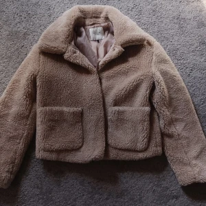 Vår/höstjacka - En fin fluffig jacka som tyvärr blivit för kort i ärmarna för mig, därav säljer jag den💫 Relativt tjock och varm vilket gör att den kan användas in på hösten💖 Storlek s men passar även xs. Prisförslag mottas gärna
