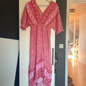 Sommarklänning  - Köpt i Spanien  Storlek xs  Super fin och helt ny  