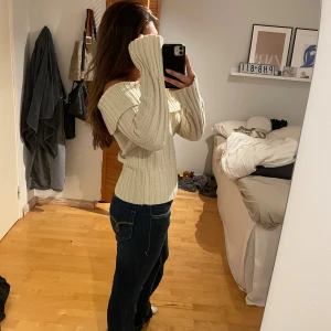 Stickad tröja - Jättefin stickad tröja i beige-vit färg🫶🏻🩷