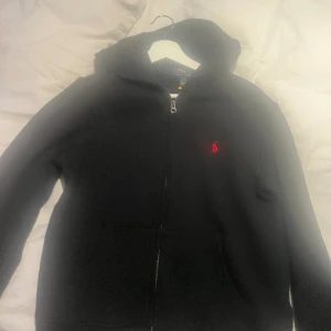 Polo Ralph lauren hoodie  - Säljer för den inte kommer till andvändning sitter som en xs/s. Inga fläckar elr difekter och knappt andvönd 