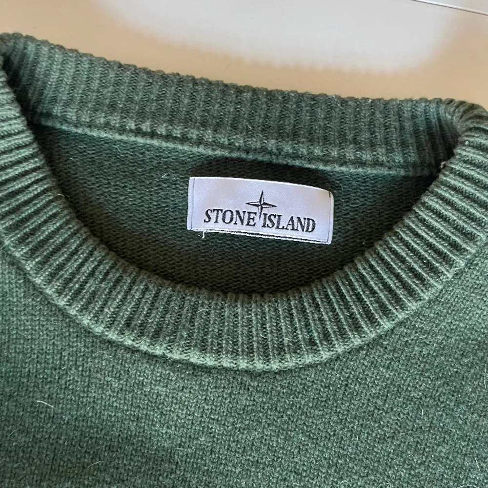 Väldigt bekväm övertröja som passar från Stone Island i storlek L. Nypris 4000kr. Pris kan diskuteras.. Tröjor & Koftor.