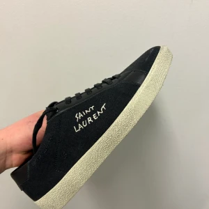 Saint Laurent skor  - Säljer nu dessa skor som tyvärr inte passade mig i storlek, dem är endast använda 1 gång så skicket är väldigt fint. Size 41 men passar större, box och all og ingår, bud från 3300 bin 3500, annat pris kan diskuteras  