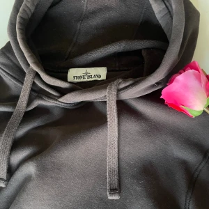 Stone Island hoodie  - En brun hoodie från Stone Island, storlek L funkar även för M. Nypris 3000. 