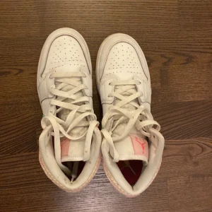 Jordans  - Jag säljer mina jordans som är använda 3 gånger och skick 9/10 du får dom tvättade innan du får dom