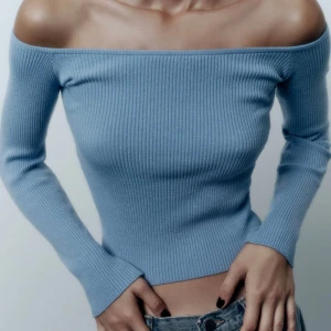 Oanvänd zara topp - Helt ny offshoulder topp från zara, storlek M. Oanvänd med prislappen kvar. Den är slutsåld nu, men jag köpte den för 259 kr. Köparen står för frakten. 💞💞