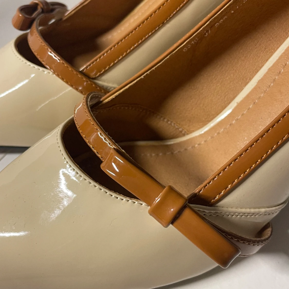 Beige klackar med brun rosett - 91