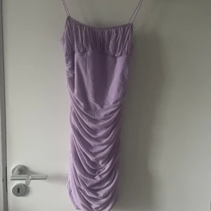 Lila klänning - Jätte fin lilla klänning , aldrig använts 