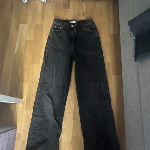 Säljer dessa svarta straight jeans från Gina då de inte kommer till användning och har använts 1-2 gånger