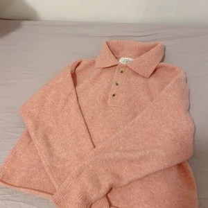 gammel-rosa tjock tröja från ZARA - supermjuk och mysig rosa tröja från ZARAs barnavdelning i st 158-164! jättefin och bra kvalité, inte använd särskilt mycket tyvärr 💖  ✨ SKA FLYTTA UTOMLANDS SÅ ALLT MÅSTE BORT INNAN APRIL ✨ annars slängs det på tippen 🥲