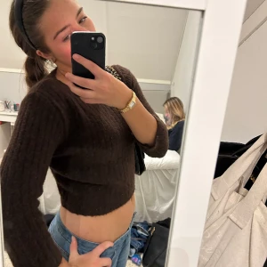 Brun stickad tröja  - Detta är en fin brun stickad tröja med lite kortare armar,den kommer tyvär inte till användning längre och derför säljer jag den 🥰🫶🏻