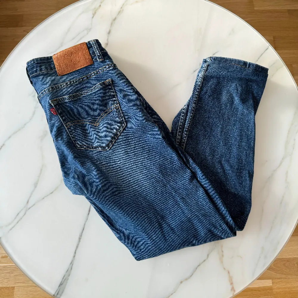 Fina slim jeans från Levi’s. Skick 7/10, använda men inga skador. Hör av dig vid funderingar! 🤩. Jeans & Byxor.
