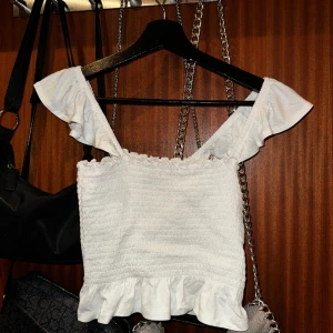 Vit croptop från Forever21 (både offshoulder å inte) - Vit söt croptop från Forever21 helt oanvänd och med prislapp på! Perfekt till sommaren och våren ☀️🌸 Man kan ha den som ”linne” eller dra ner armarna då de blir off-shoulder, både super fint! I storlek XS🫶🏼 (du står för frakt)