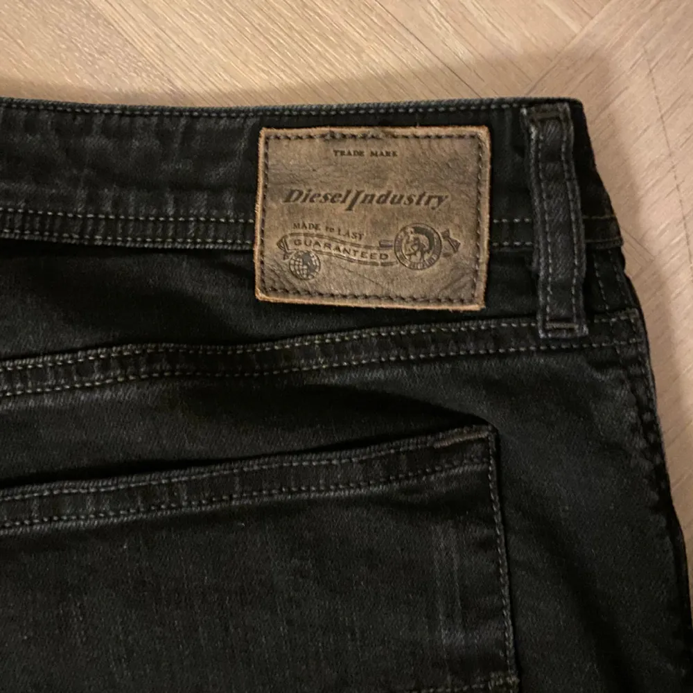 Snygga svarta vintage Diesel jeans. Storlek 36/34 men känns mer som 34/32 . Jeans & Byxor.
