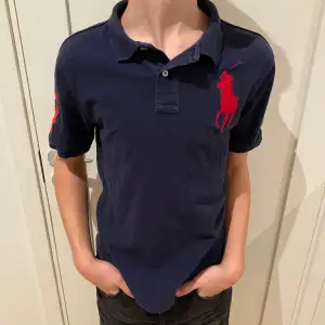 Hej! Säljer min blåa piké från Ralph lauren som passar perfekt till sommarn. Säljer den pga att jag inte andvänder den mer, den är i bra skick 8/10 skriv om ni vill ha fler bilder eller om ni har frågor mvh Ville!!