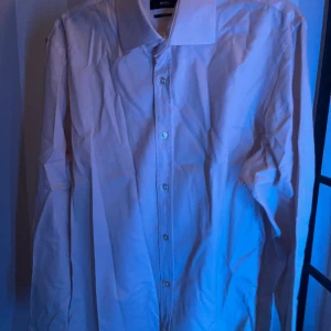 Hugo boss skjorta - Kickstarta våren med denna eleganta skjorta i ljusrosa för att sticka ut ur mängden. För endast 99kr är denna din!