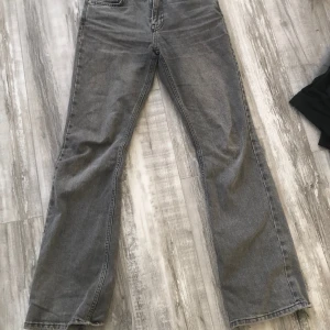 Perfect jeans  - Super snygga jeans från gina, jag säljer Dom för att den är lite förstora så det är bättre om dom kommer tillanvändning någon annan stans! Dom är lite slitna nere vid fötterna, därav priset💓