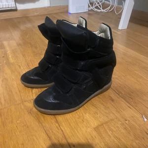 Isabel marant skor💗 - Säljer mina isabel marant skor då jag tycker att det inte riktigt är min stil längre! Bra skick och inga defekter! Boxen är tyvärr hos min mamma så har inte den tillgänglig men dom är äkta och köpta för ungefär 5000kr❤️