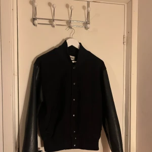 Jacka Weekday  - Bomberjacka från weekday, jätte jätte bra skick, inga fläckar eller nopprig. Mörkblå, storlek m-s, pris går att diskutera