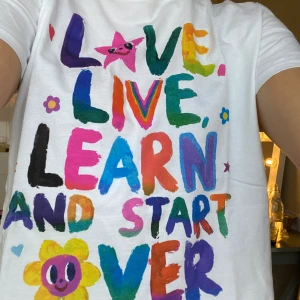 T-shirt med tryck - Fin oanvänd T-shirt från zara