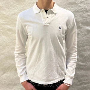  Ralph Lauren tröja  - Ralph lauren tröja i färgen vit. Storlek M och modellen är 182 cm. Nyskick, inga skavanker. Nypris 1299 kr, köp för endast 549kr.