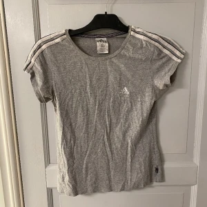 4 adidaströjor (paket) - Säljes tillsammans för 30 kr totalt. De är väldigt stretchiga och passar M/L skulle jag säga. Ytterligare en vit med rosa streck som inte kom med på bild.  Den ena vita har några små fläckar som man kan se vid kragen på bilden, men inte så tydligt.