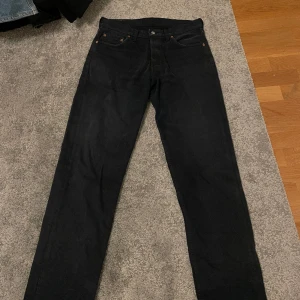 Levis 517 - Ett par Levis 517 jeans i storlek 33/36 så dem är rätt långa. Dem går att klippa och dem kommer fortfarande vara feta. Skriv ifall du undrar något!