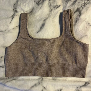 Topp i nyskick från Aim’n - Sport-bh från Aim’n i mörk beige/väldigt ljusbrun färg. 