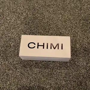 Hej! Jag säljer nu mina helt oanvända chimi 04, som passar perfekt nu till vår och sommar. Ett par tidslösa och snygga glajjor kan nu bli dina, så hör av dig vid evetuella funderingar:)