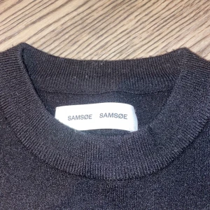 Crewneck  - Säljer nu min feta crewneck från samsøe som jag köpte för 1500 från care of carl Säljer de för att den börjar blir för liten, jag är 187 och väger ca 68 kg Kan gå ner i pris vid snabb affär  Tveka inte på att höra av dig vid minsta lilla fundering!