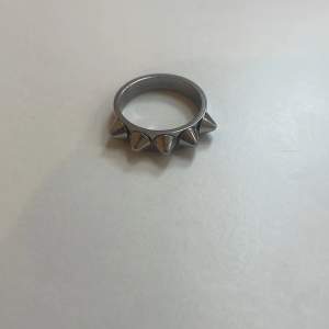 Detta är min ring som jag använt 1-2 gånger! Ordinarie priset är 349 och säker denna för 299kr! Säljer vara för att den inte kommer till användning! Storleken är 17,50!