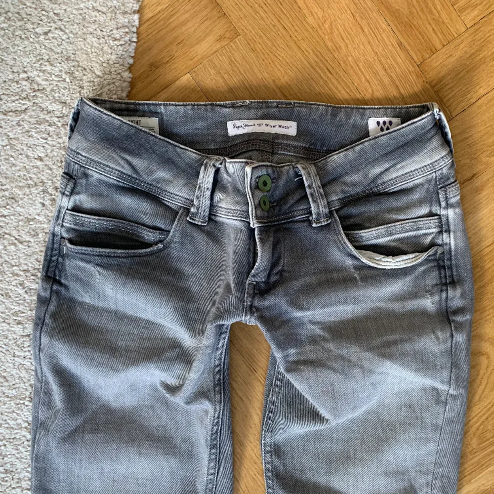 Lågmidjade jeans från Pepe Jeans i nyskick 💚 Modellen Venus. Längd: 99 cm. Innerbenslängd: 82 cm. Midja: 42 cm.. Jeans & Byxor.