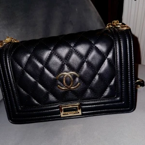 Chanel Väska  - Använt några gånger men ser nästan ny ut:)   Köpt i Italien 