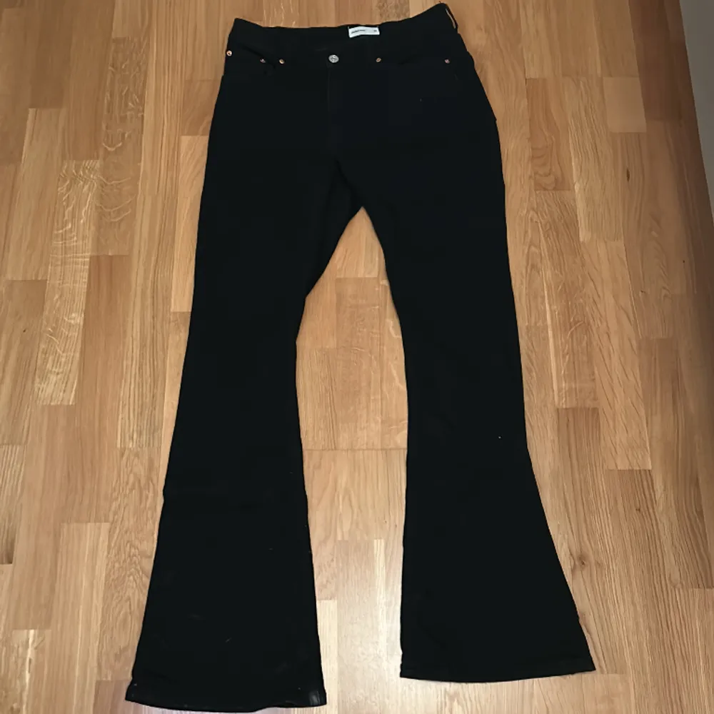 Svarta Gina tricot low waist bootcut jeans som e för stora för mig storlek 40 använda 1 gång💕original pris 500. Jeans & Byxor.