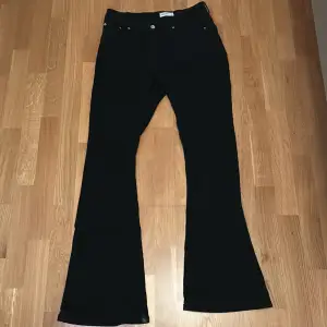 Svarta Gina tricot low waist bootcut jeans som e för stora för mig storlek 40 använda 1 gång💕original pris 500