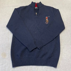 Polo Ralph lauren zip - Riktigt bekväm och snygg polo tröja. Skicka ett dm vid fler frågor.