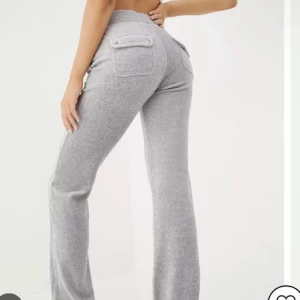 Juicy couture grå  - Sparsamt använda juicy couture byxor i grå i storlek xxs. Köpta på Johnells för 1200kr. Använda ca 5 gånger.❤️