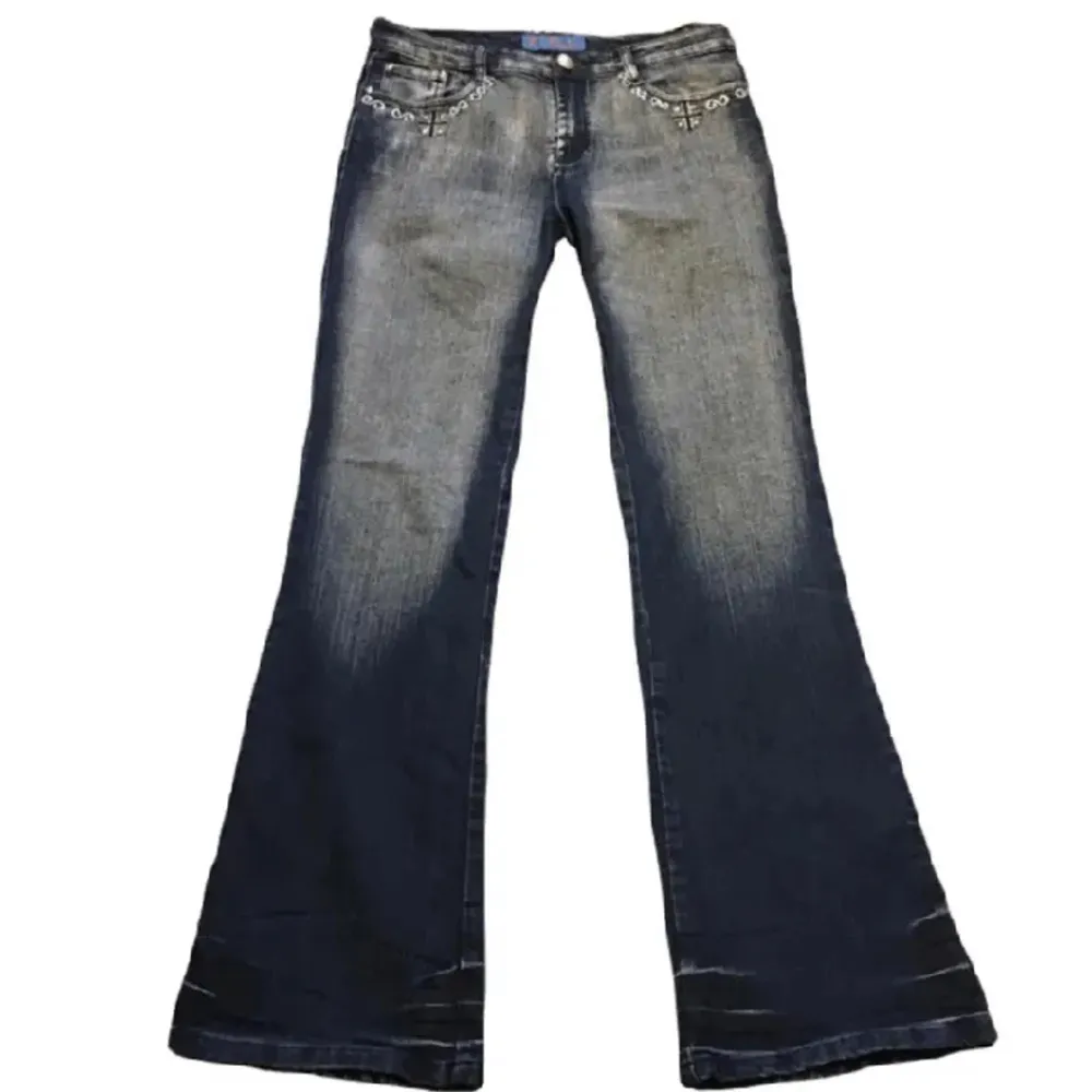 Jätte fina vintage bootcut jeans i super bra skick! Säljer då dom tyvärr är för stora för mig💕midjemåttet rakt över är 39cm och innerbenslängden är 81cm! (LÅNADE BILDER). Jeans & Byxor.