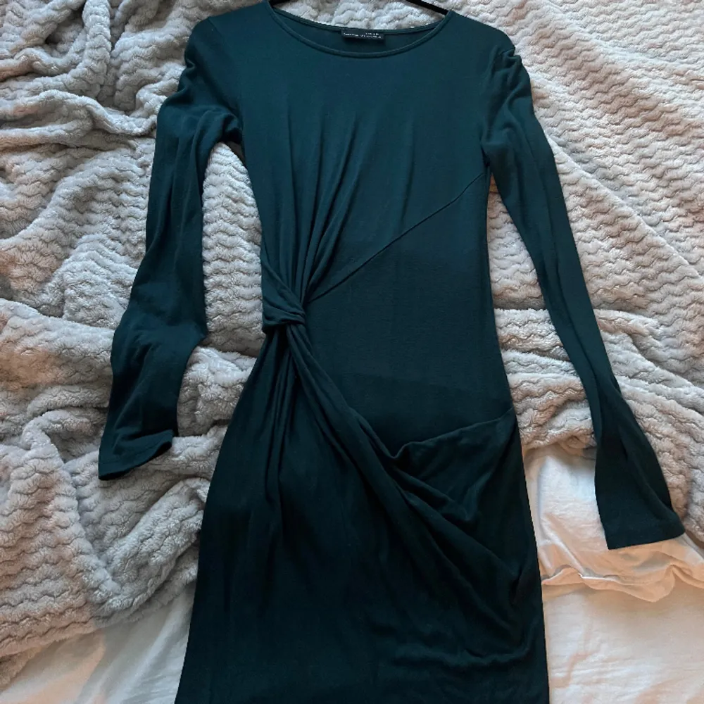 Såå otroligt snygg klänning från zara, väl använd ”helt ok skick” 😍 den är lite längre än på bilden på, dragit upp den! . Klänningar.