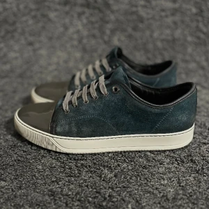 Lanvin skor  - Lanvins skor i den sällsynta färgen blå/grå. Fint skick. Storlek 8,  passar 42-43. Nypris 4299kr, köp för endast 2299kr.