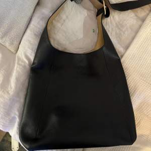 Jättefin och bra stor väska från COS i läder 🌸 Kostar original 1750 och knappt använd! 