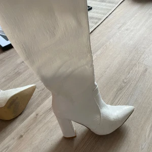 Knähöga stövlar - Använda några fåtal gånger, i storlek 39 från SHEIN!! Säljer då jag inte använder de längre. Nypris: 450kr, mitt pris: 70kr🤍